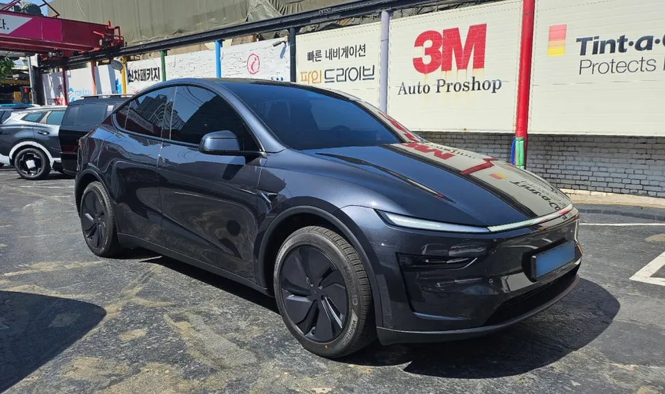 Tesla Model Yのカーフィルム施工事例｜断熱・UVカット効果 施工写真 3