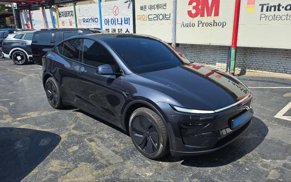 Tesla Model Yのカーフィルム施工事例｜断熱・UVカット効果 施工写真 4