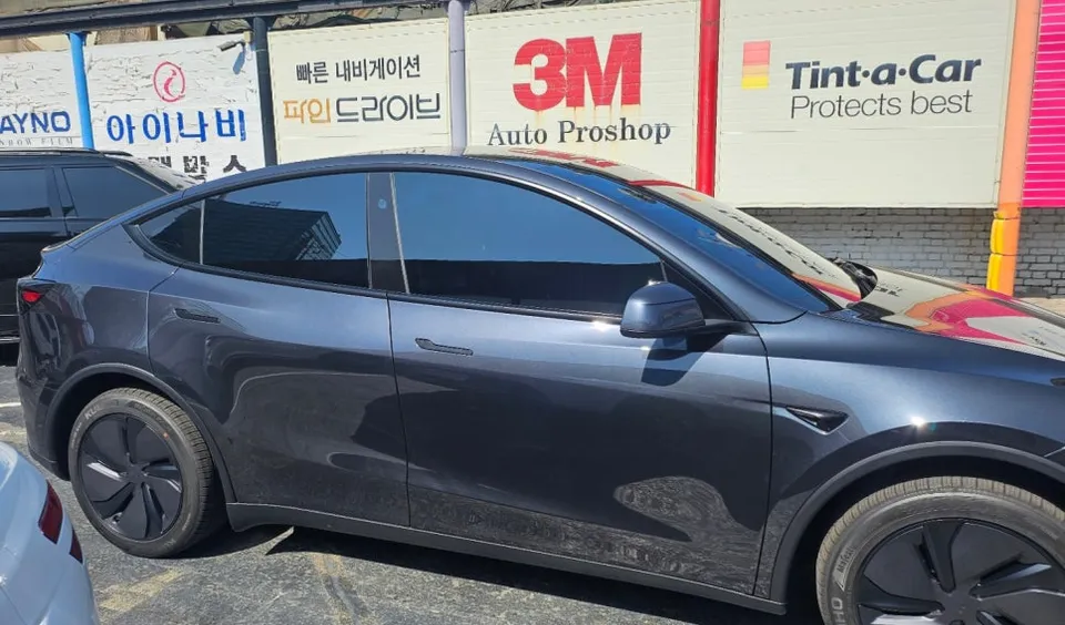 Tesla Model Yのカーフィルム施工事例｜断熱・UVカット効果 施工写真 5