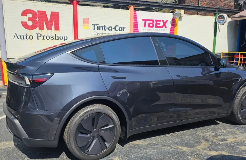 Tesla Model Yのカーフィルム施工事例｜断熱・UVカット効果 施工写真 6