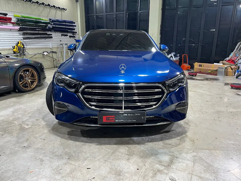 Mercedes-Benz E300のカーラッピング事例|費用目安・仕上がり 施工写真 1-2