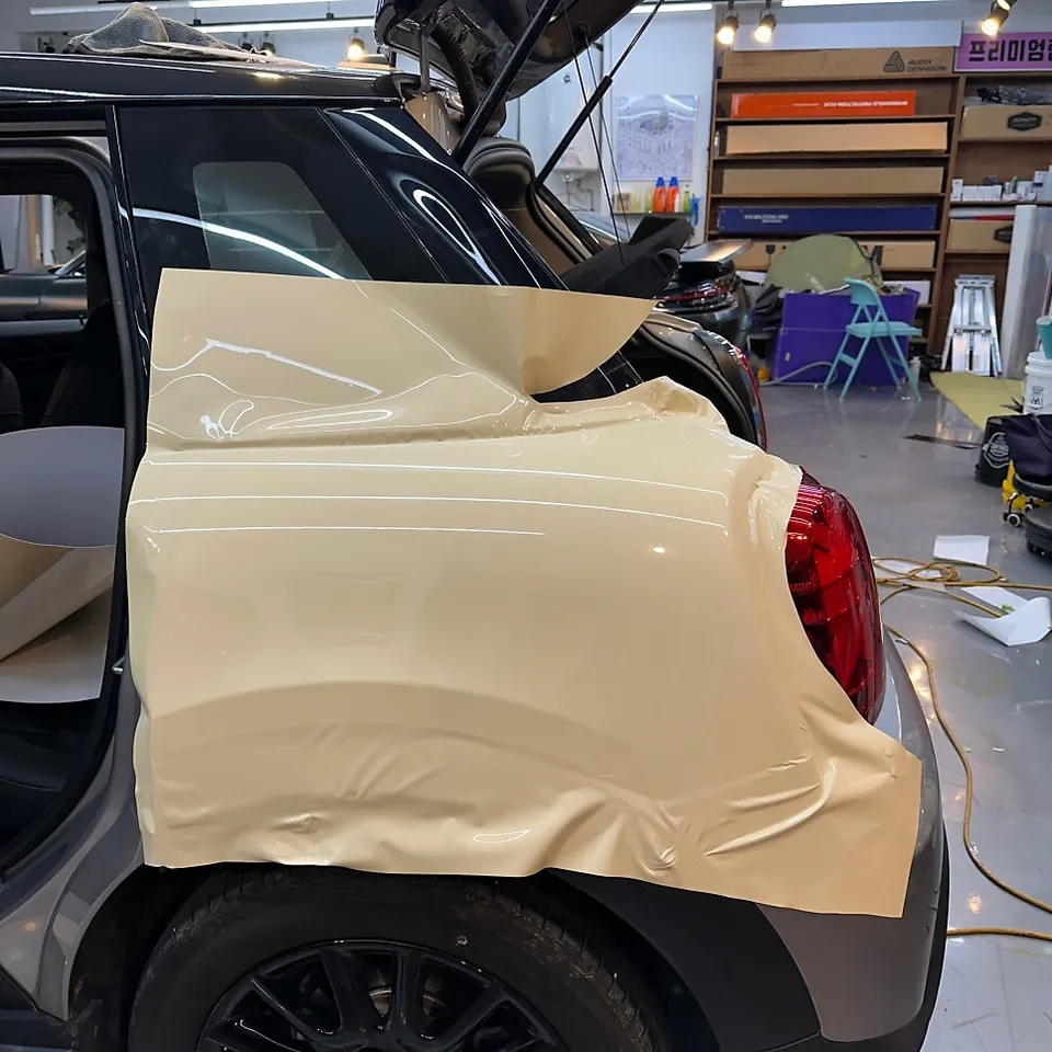 MINI MINI Cooperのカーラッピング事例|アイボリーホワイトへの変身 施工写真 4-1