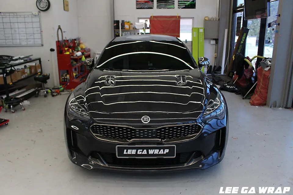 Kia Stingerのカーラッピング事例 施工写真 2-2