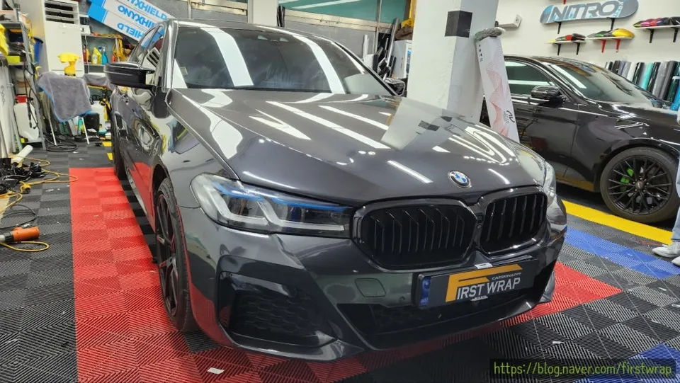 BMW 5 Seriesのカーラッピング事例｜費用目安・仕上がり 施工写真 1-1