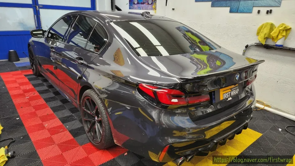 BMW 5 Seriesのカーラッピング事例｜費用目安・仕上がり 施工写真 2-1