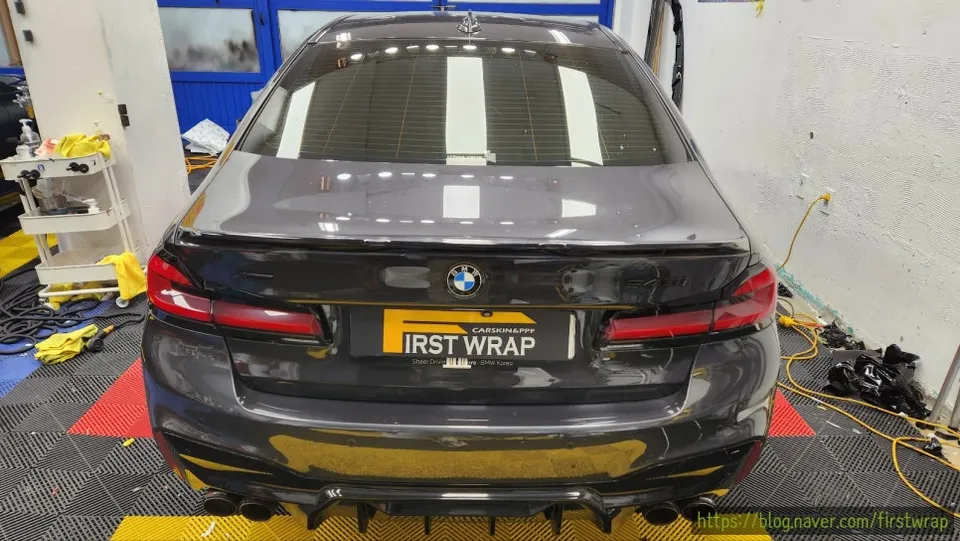 BMW 5 Seriesのカーラッピング事例｜費用目安・仕上がり 施工写真 3-1