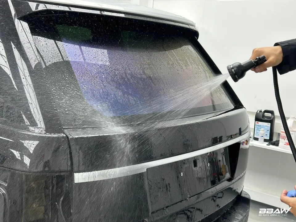 Land Rover Vogueのカーラッピング事例|クリスタルホワイトの仕上がり 施工写真 1-2