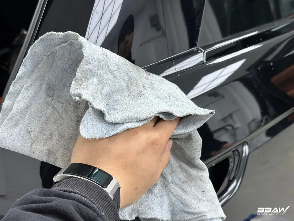 Land Rover Vogueのカーラッピング事例|クリスタルホワイトの仕上がり 施工写真 2-2