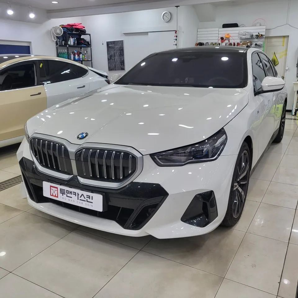 BMW 5 Series G60 vinyl wrap - BMW 5 Series G60 Wrap Review: Iconic Grill Upgrade photo 3