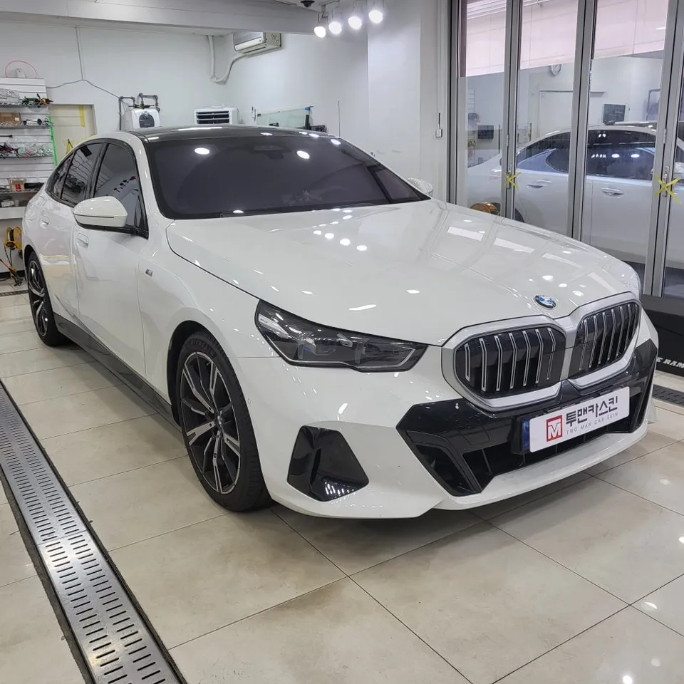 BMW 5 Series G60 vinyl wrap - BMW 5 Series G60 Wrap Review: Iconic Grill Upgrade photo 4