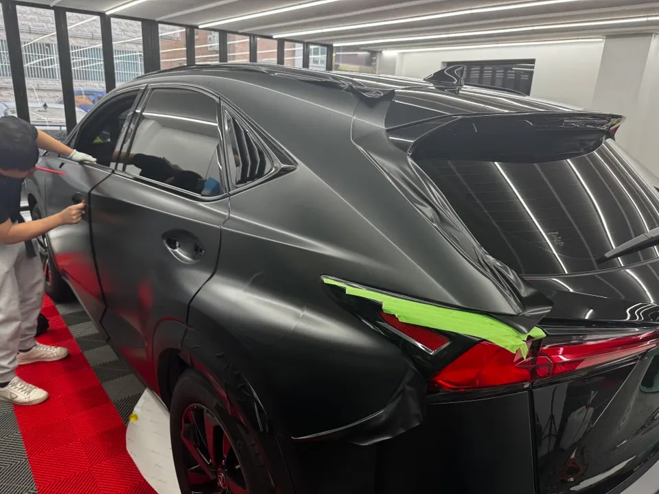 Lexus NX 300hのカーラッピング事例|サテンブラックメタリック 施工写真 4-2
