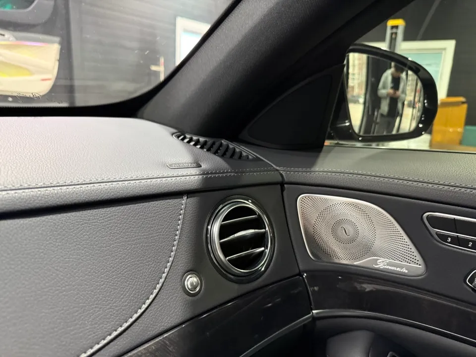 Mercedes-Benz S-Class W222のカーオーディオ施工事例 施工写真 4-1