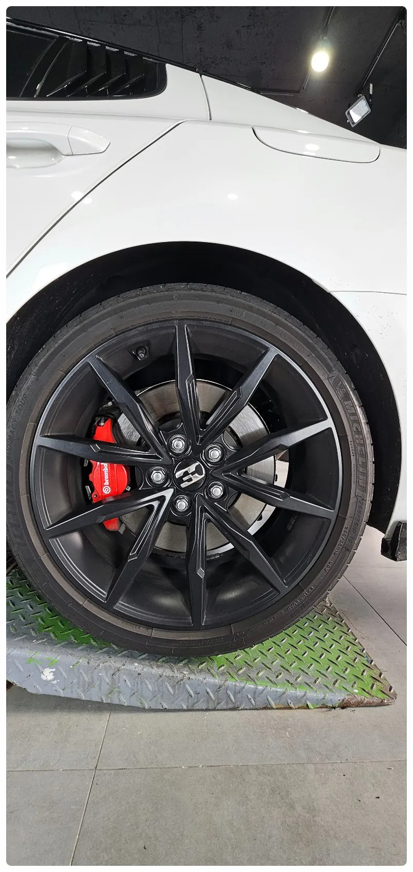 Kia Stingerのホイールリペア・塗装事例 施工写真 2-1
