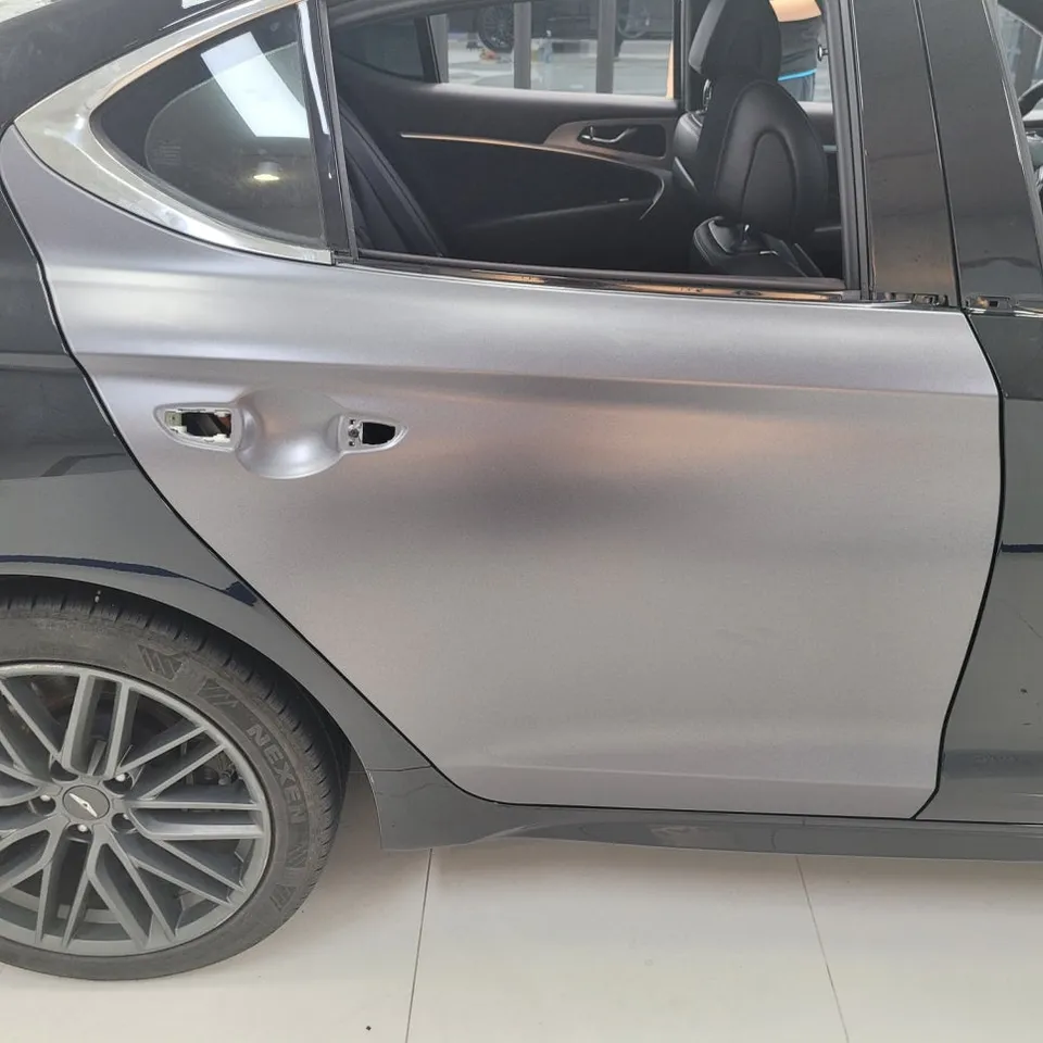 Genesis G70のカーラッピング事例|サテンダークグレーへの変化 施工写真 1-2