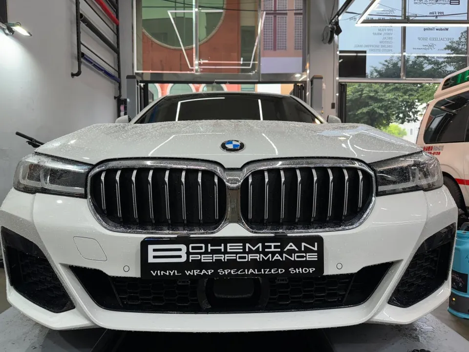 BMW 5 Series G30のカーラッピング事例|実例と費用目安 施工写真 2-1