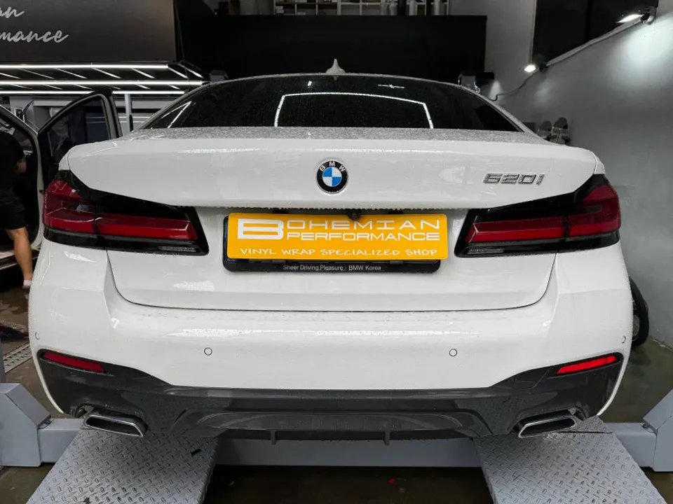 BMW 5 Series G30のカーラッピング事例|実例と費用目安 施工写真 3-1
