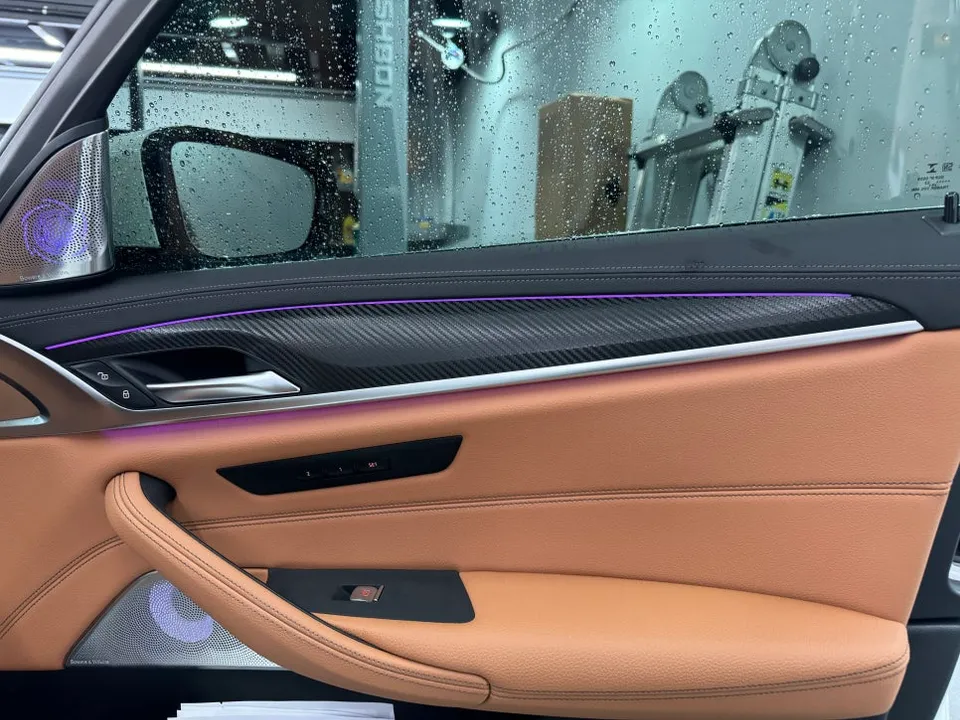 BMW 5 Series G30のカーラッピング事例|実例と費用目安 施工写真 1-2