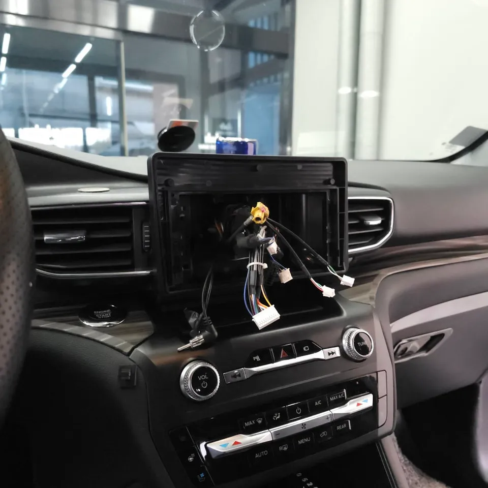 Ford ExplorerのAndroid Auto・CarPlay取付事例 施工写真 6