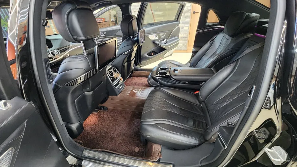 Mercedes-Benz S-Class W222 ambient lighting installation result