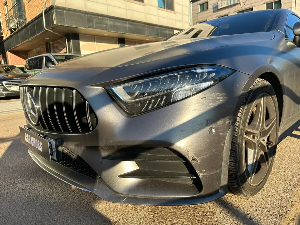 Mercedes-Benz CLSのカーラッピング事例|事故復旧と費用目安 施工写真 1-2