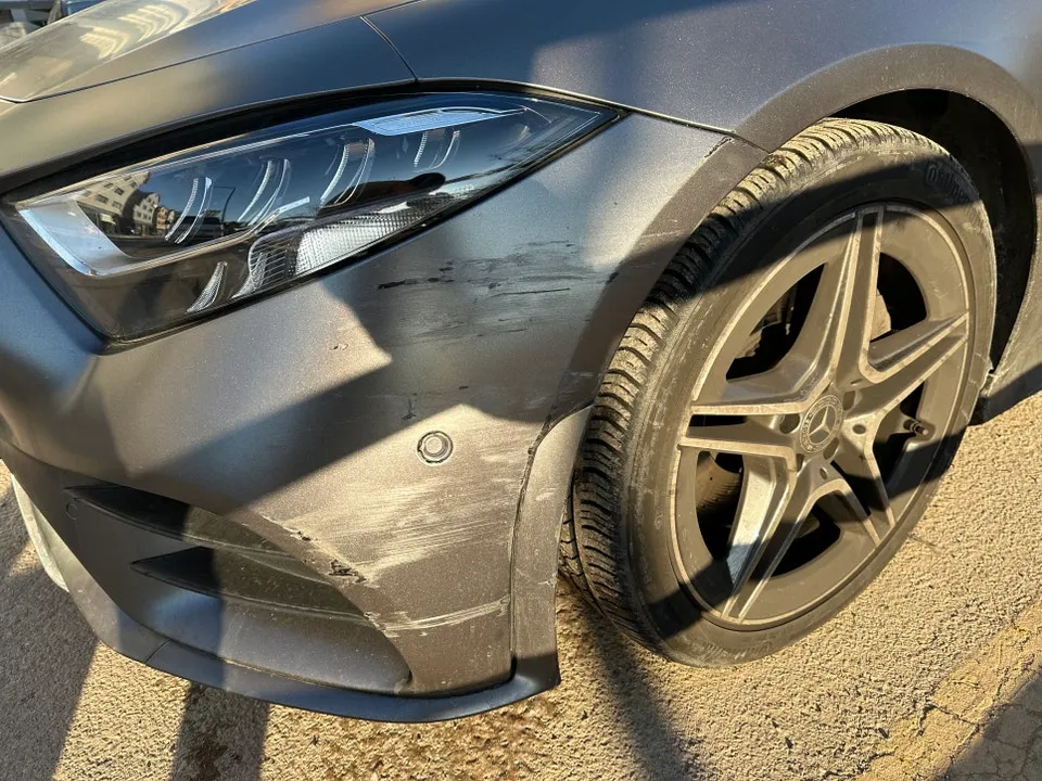 Mercedes-Benz CLSのカーラッピング事例|事故復旧と費用目安 施工写真 2-2