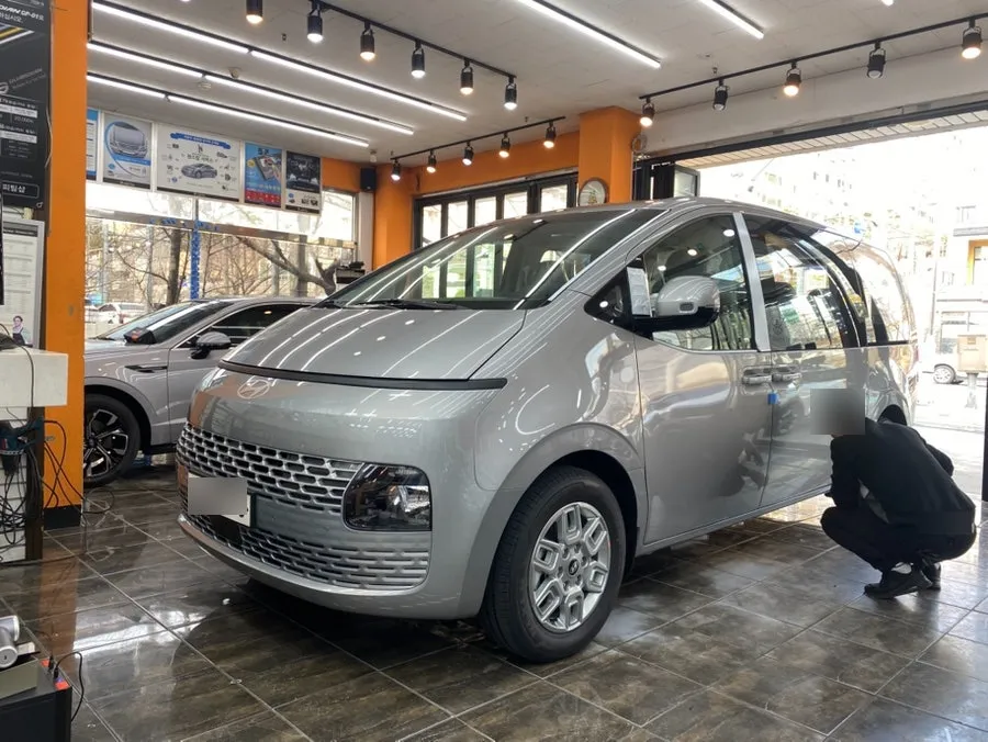 Hyundai Stariaのカーフィルム施工事例 施工写真 4