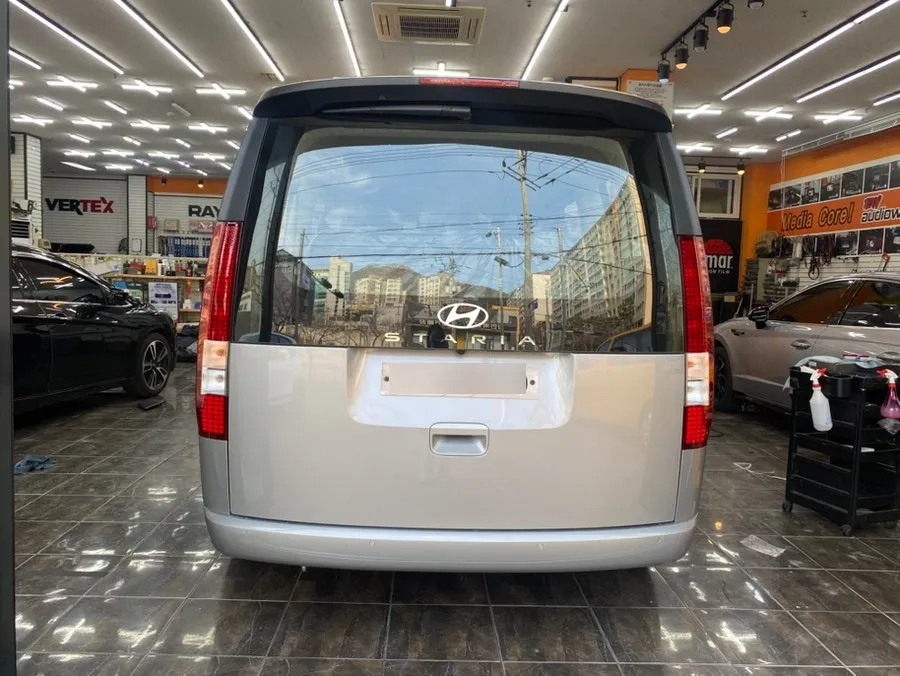 Hyundai Stariaのカーフィルム施工事例 施工写真 6