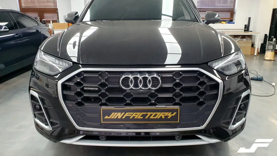 Audi Q5のカーラッピング事例|クローム除去で印象激変 施工写真 2-1