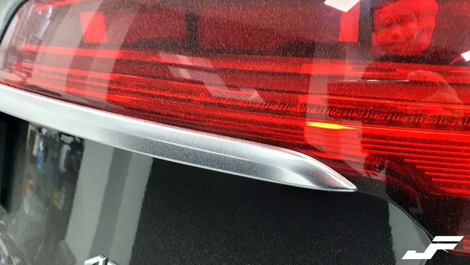 Audi Q5のカーラッピング事例|クローム除去で印象激変 施工写真 3-1