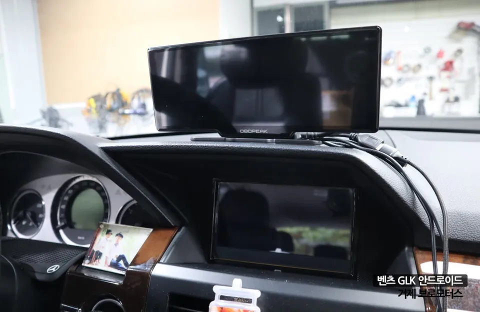 Mercedes-Benz GLKのAndroid Auto・CarPlay取付事例 施工写真 2-1