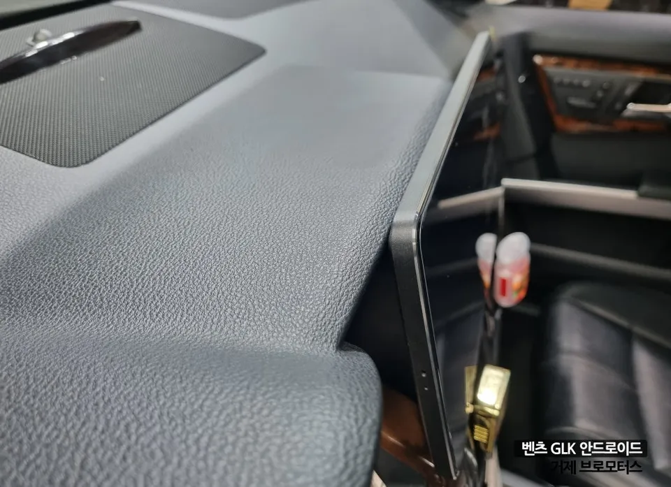 Mercedes-Benz GLKのAndroid Auto・CarPlay取付事例 施工写真 2-2
