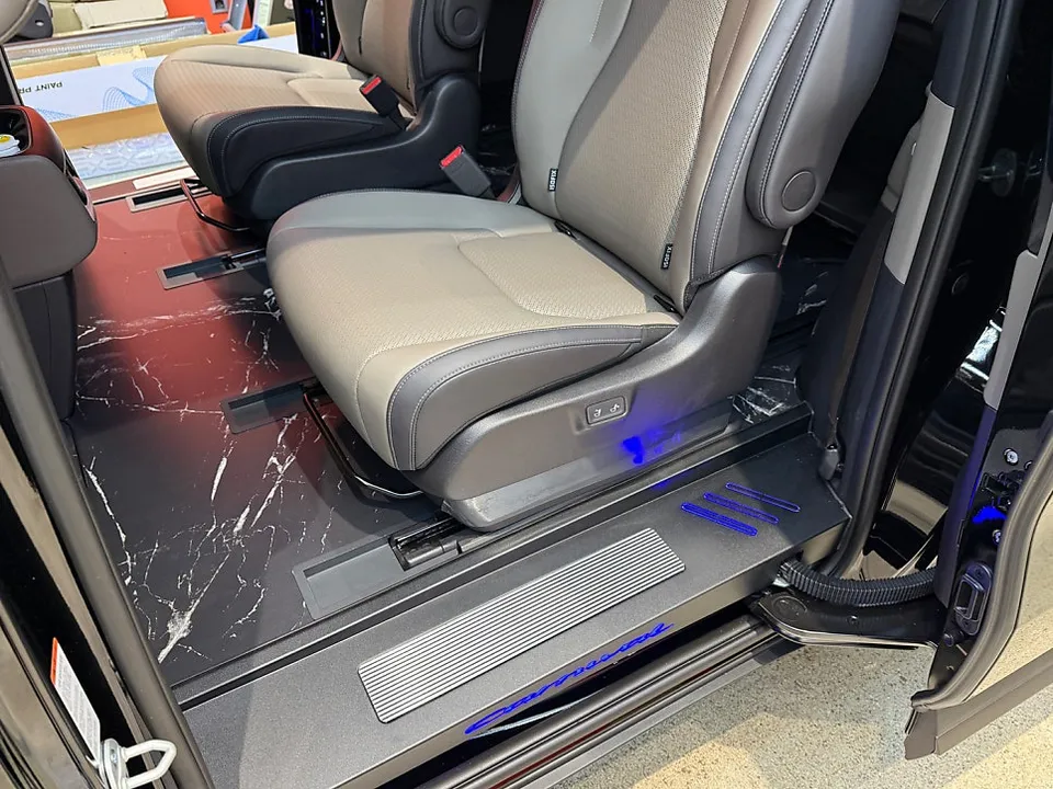 Kia Carnivalのカーフィルム施工事例|費用目安・仕上がり 施工写真 1-2