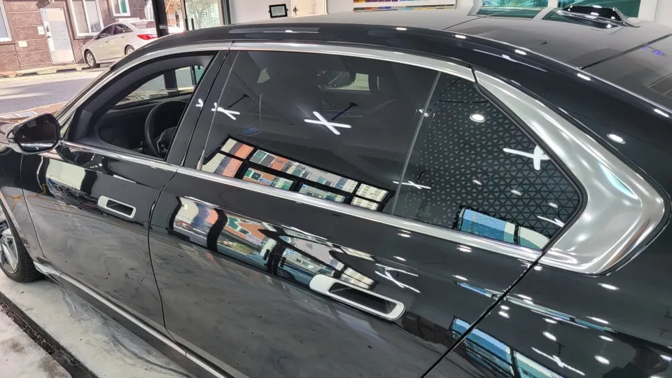 BMW 7 Series vinyl wrap - BMW 7 Series Vinyl Wrap Review: Chrome Delete Success photo 4