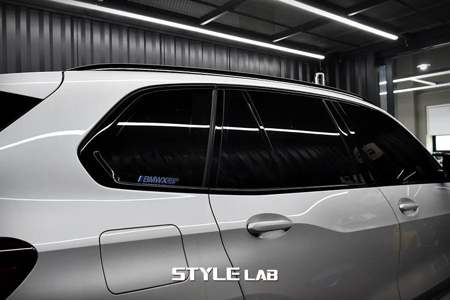 BMW X5のカーラッピング事例｜クロームパーツのブラックアウト 施工写真 3-1