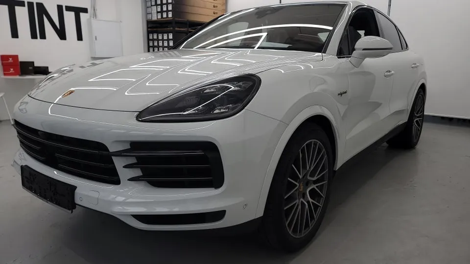 Porsche Cayenneのドラレコ取付事例|費用目安・仕上がり 施工写真 3-1