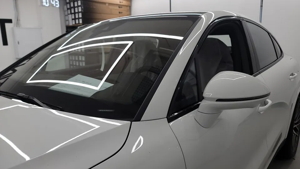 Porsche Cayenneのドラレコ取付事例|費用目安・仕上がり 施工写真 1-2
