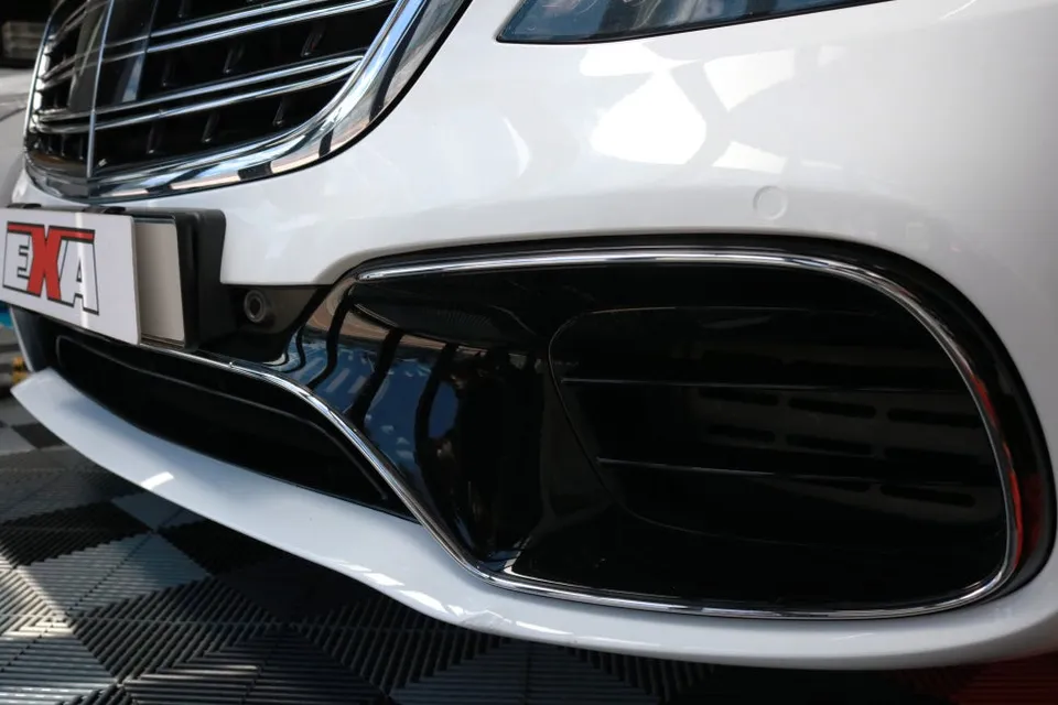 メルセデス・ベンツ S63 AMGのカーラッピング事例：クローム除去で洗練された外観に 施工写真 2-1