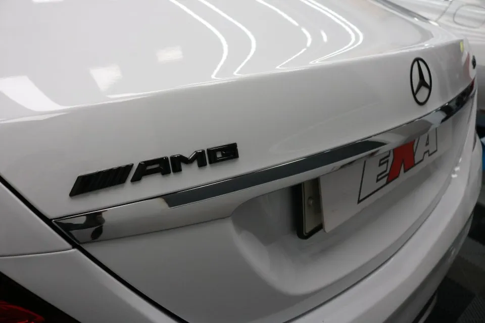 メルセデス・ベンツ S63 AMGのカーラッピング事例：クローム除去で洗練された外観に 施工写真 2-3