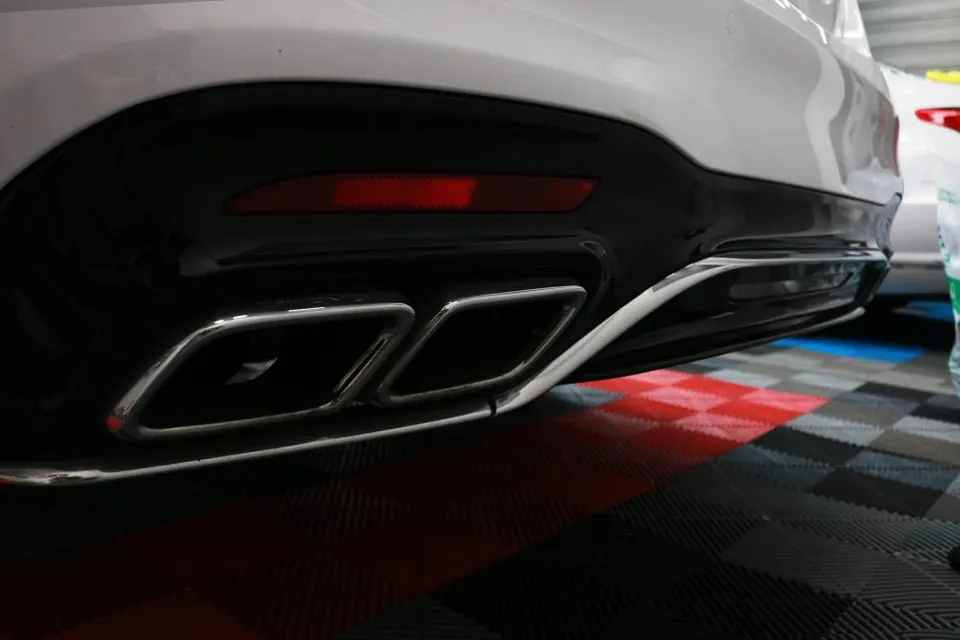 メルセデス・ベンツ S63 AMGのカーラッピング事例：クローム除去で洗練された外観に 施工写真 3-3