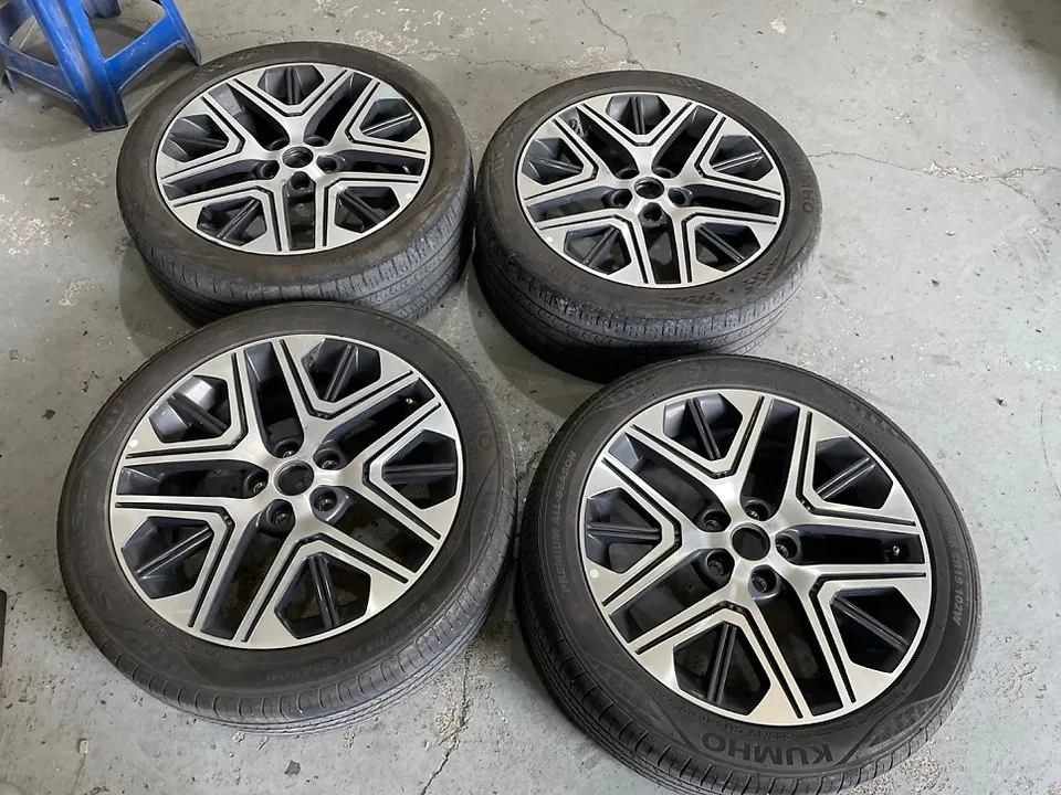 Hyundai Azeraのホイールリペア・塗装事例 施工写真 2