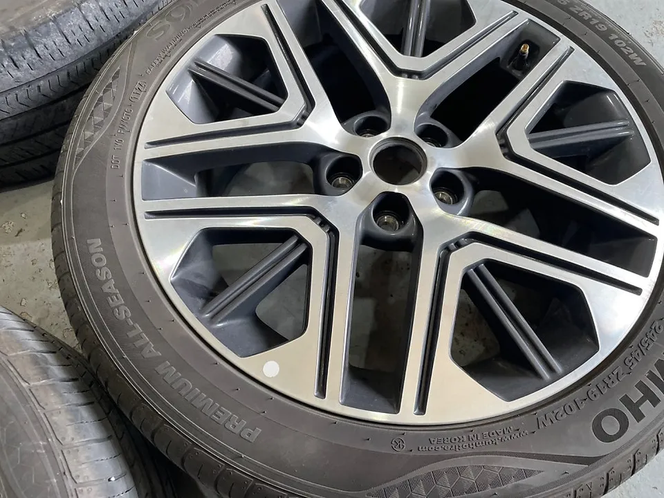 Hyundai Azeraのホイールリペア・塗装事例 施工写真 3