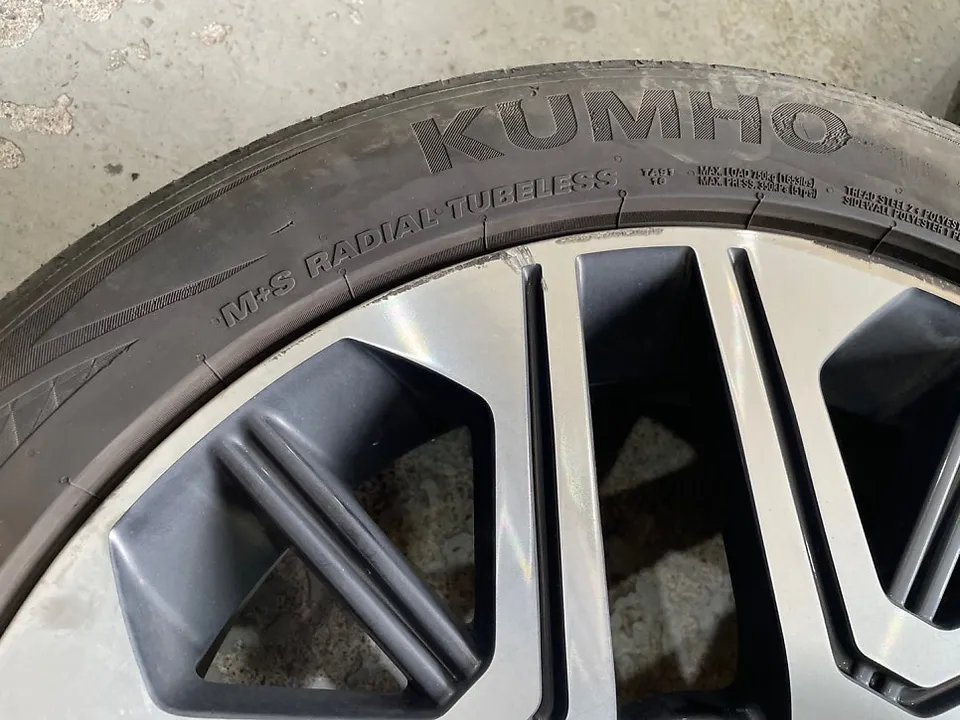 Hyundai Azeraのホイールリペア・塗装事例 施工写真 4