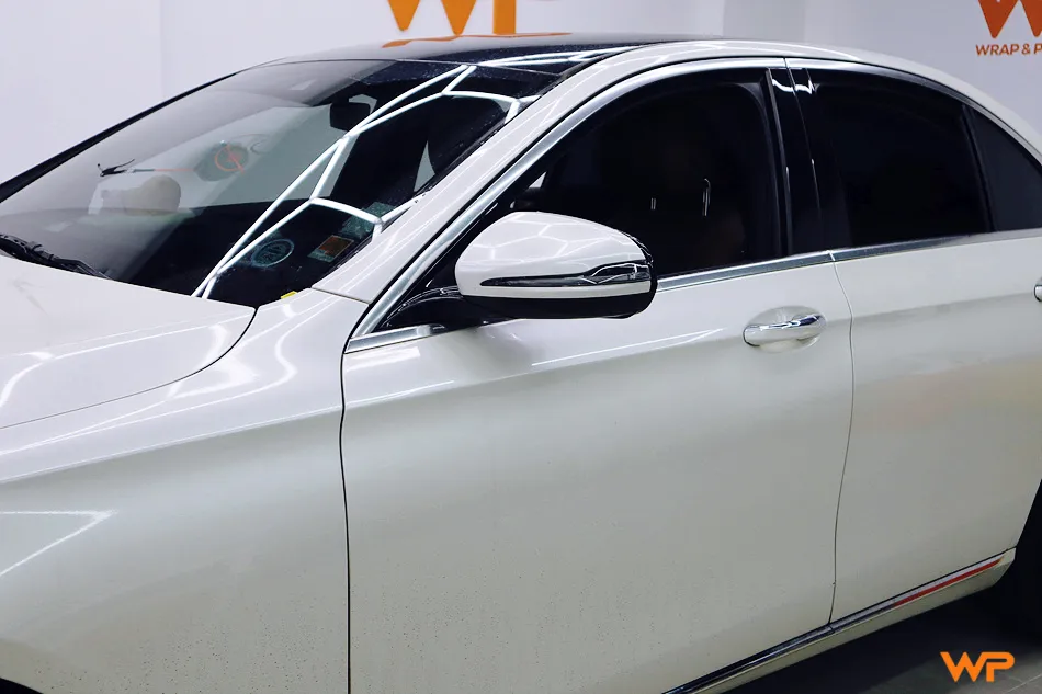 メルセデス・ベンツ Eクラス W213 カーラッピング事例:サテンホワイトへの変更 施工写真 4-2