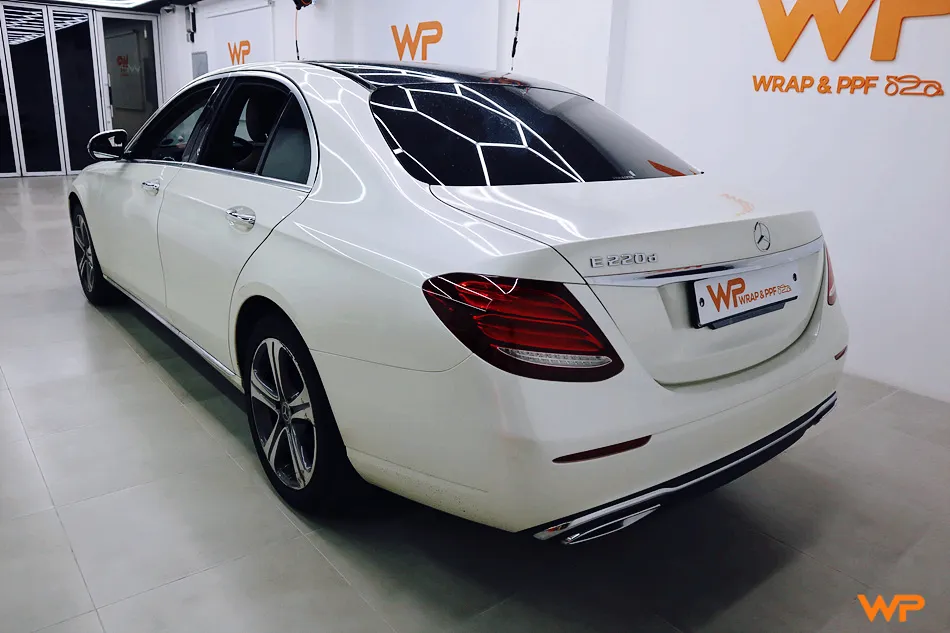 メルセデス・ベンツ Eクラス W213 カーラッピング事例:サテンホワイトへの変更 施工写真 1-3