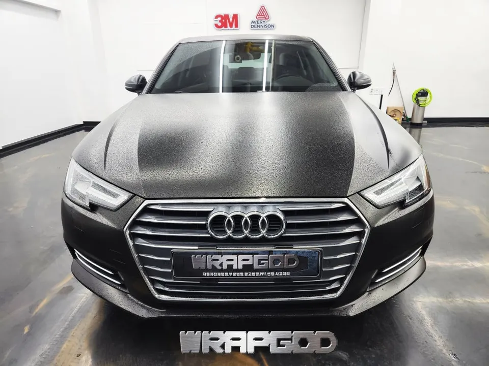 Audi A4のカーラッピング事例｜費用目安・仕上がり 写真
