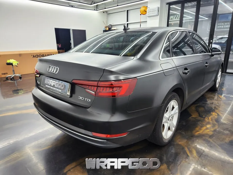 Audi A4のカーラッピング事例｜費用目安・仕上がり 施工写真 2-3
