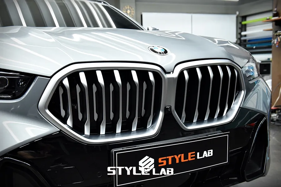 BMW X6 vinyl wrap - BMW X6 Vinyl Wrap Review: Black Grille & Gloss Black Accents photo 3