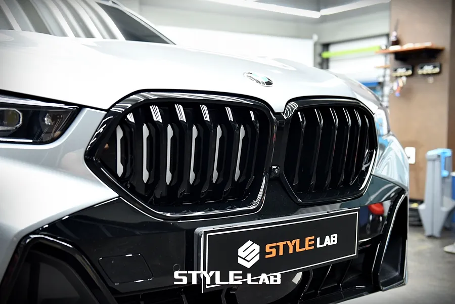 BMW X6 vinyl wrap - BMW X6 Vinyl Wrap Review: Black Grille & Gloss Black Accents photo 4