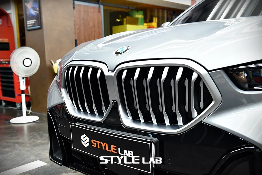 BMW X6 vinyl wrap - BMW X6 Vinyl Wrap Review: Black Grille & Gloss Black Accents photo 5