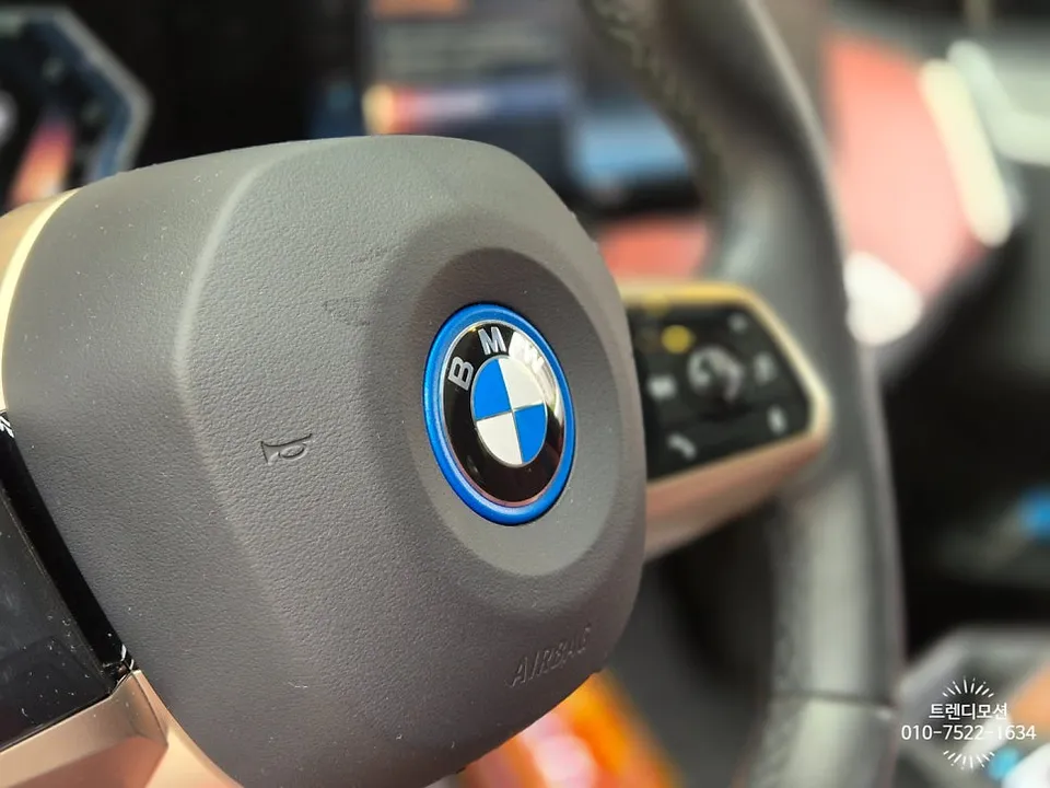 BMW iX Interior Customization Review — Blue Seatbelts photo 7